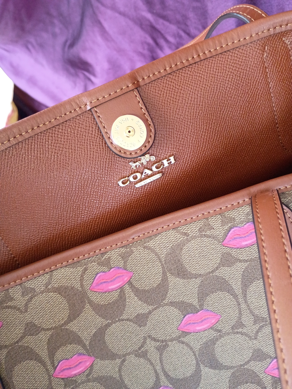 Coach Signature Sugar Lips Tote And Card Case Keychain ๐ - Picture 13 of 14